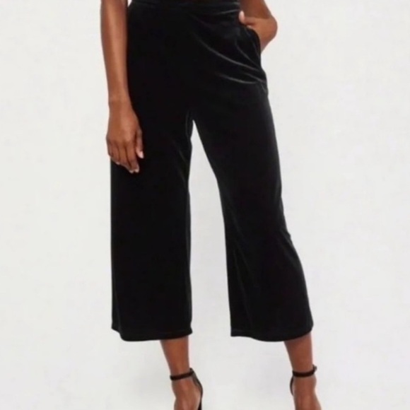 Abercrombie & Fitch Pants - Abercrombie & Fitch | Women’s black velvet side zip wide leg cropped pants, sz S